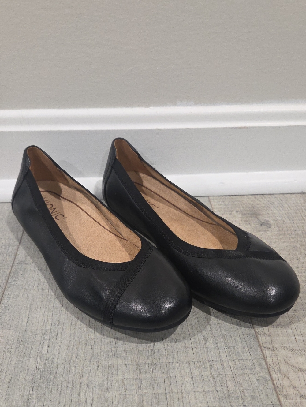 Vionic Black Leather Round-Toe Ballet Flats